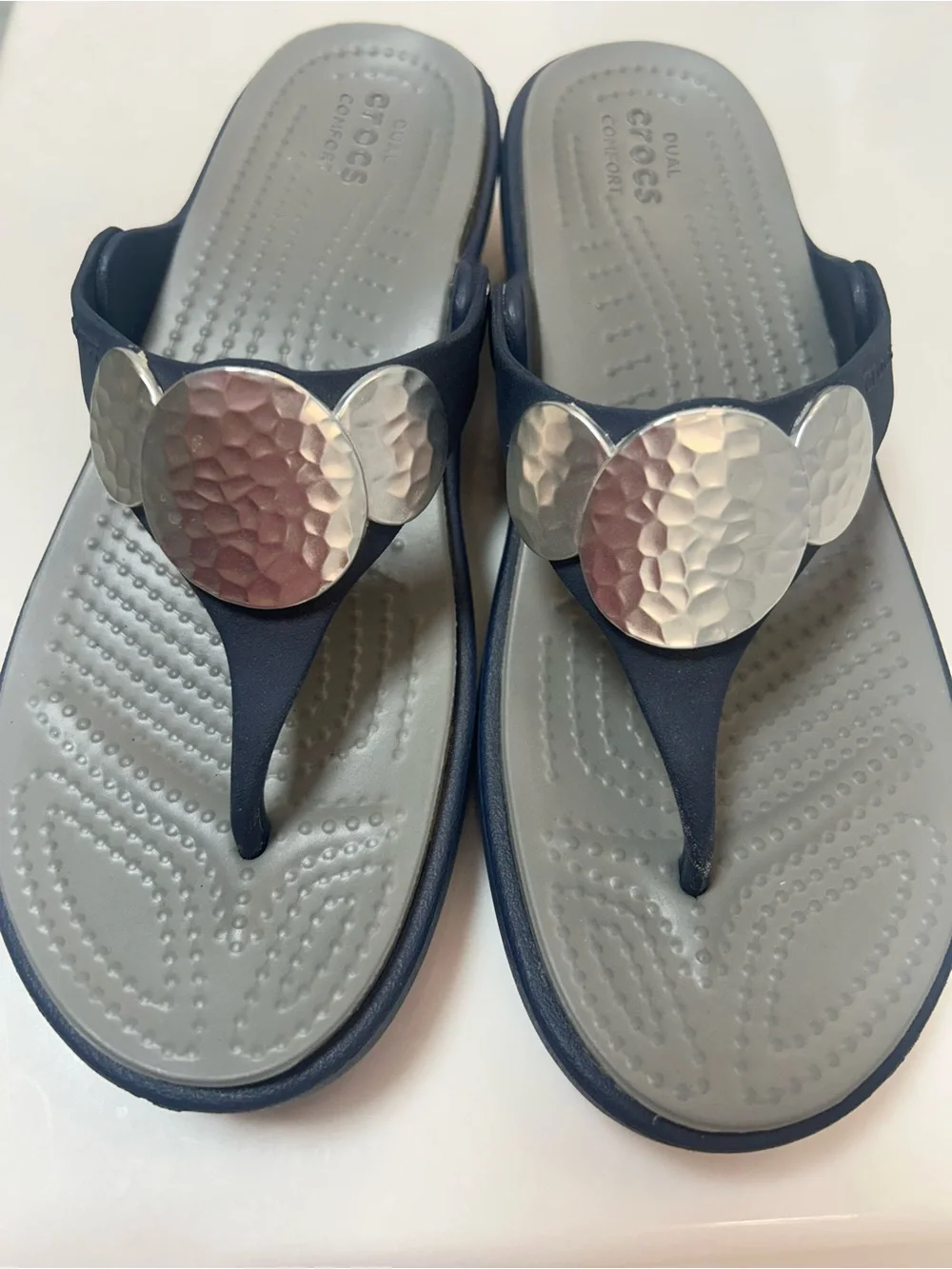 CROCS SANRAH Hammered medallion wedge sandals. NEW? Navy size 5